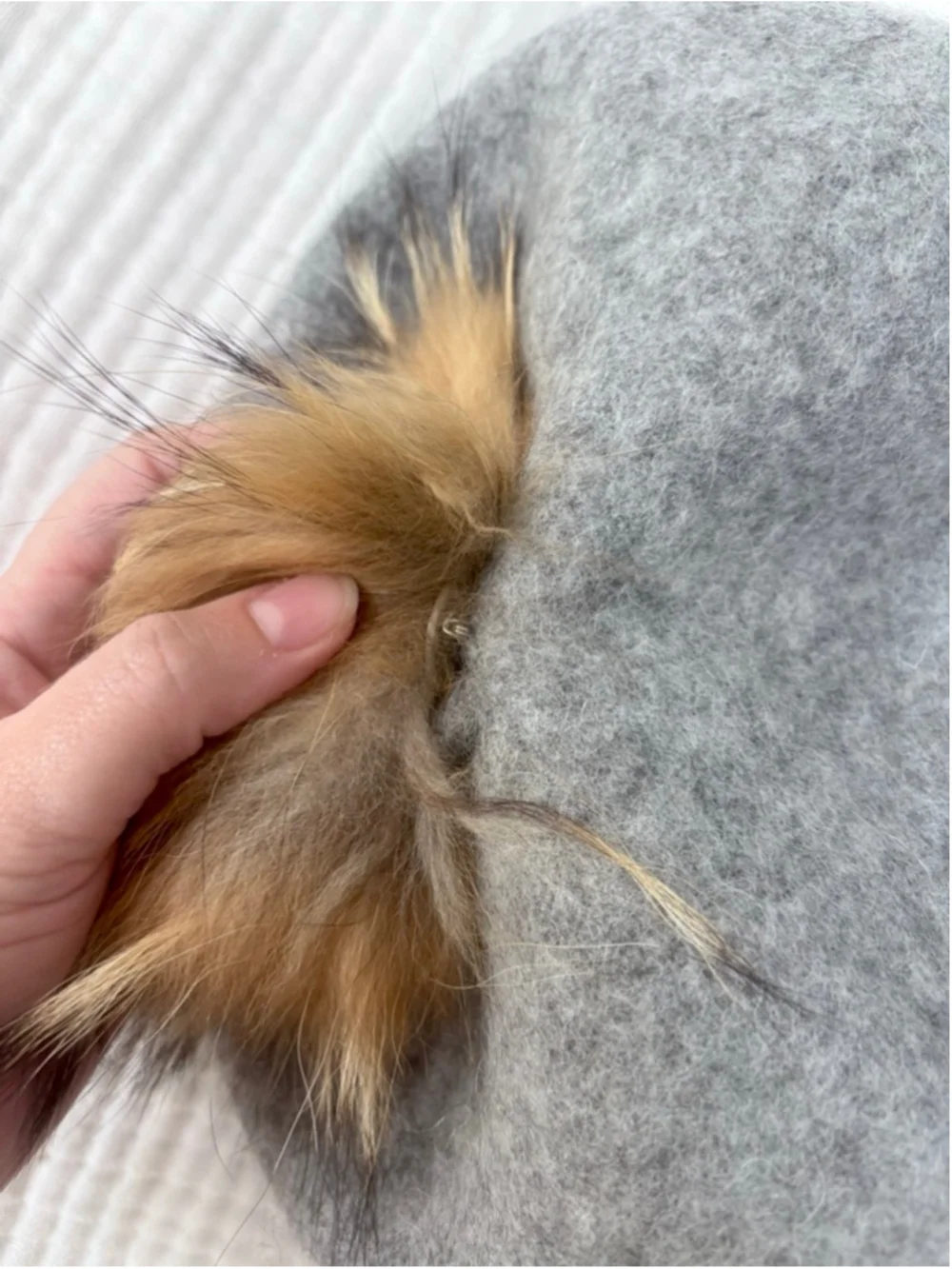 Girl’s Unbranded Gray Beret with Brown Fur Pom Pom One Size